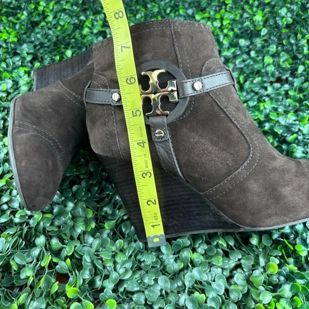 TORY BUTCH AADEN SUEDE ANKLE WEDGES WITH GOLD-LOGO EMBLEM SIZE 8 WOMAN